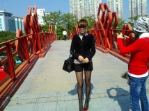 大眼美女游玩
